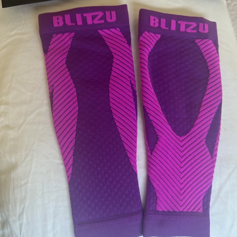 One pair of NEW compression sleeves - Picture 2 of 6